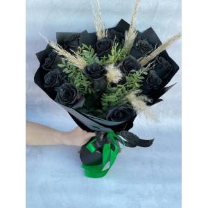 Авторский букет из черных роз с оформлением ("ведьмин букет") R1994