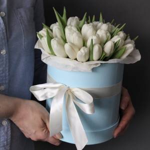 Коробка 29 белых тюльпанов с оформлением R1237
