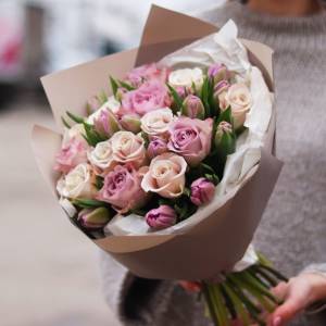 Сборный нежный букет розы и тюльпаны R1252