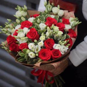 Сборный букет красные розы и белая эустома R1116