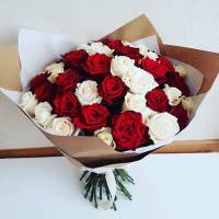 Красивый букет 31 красная и белая роза R459