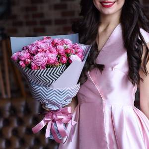 Букет 25 кустовых розовых роз с упаковкой R600