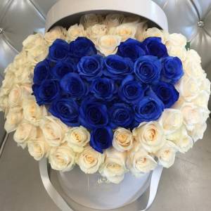 51 роза с синим сердцем в коробке R609