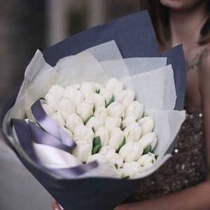 Букет 39 белых тюльпанов в упаковке R651